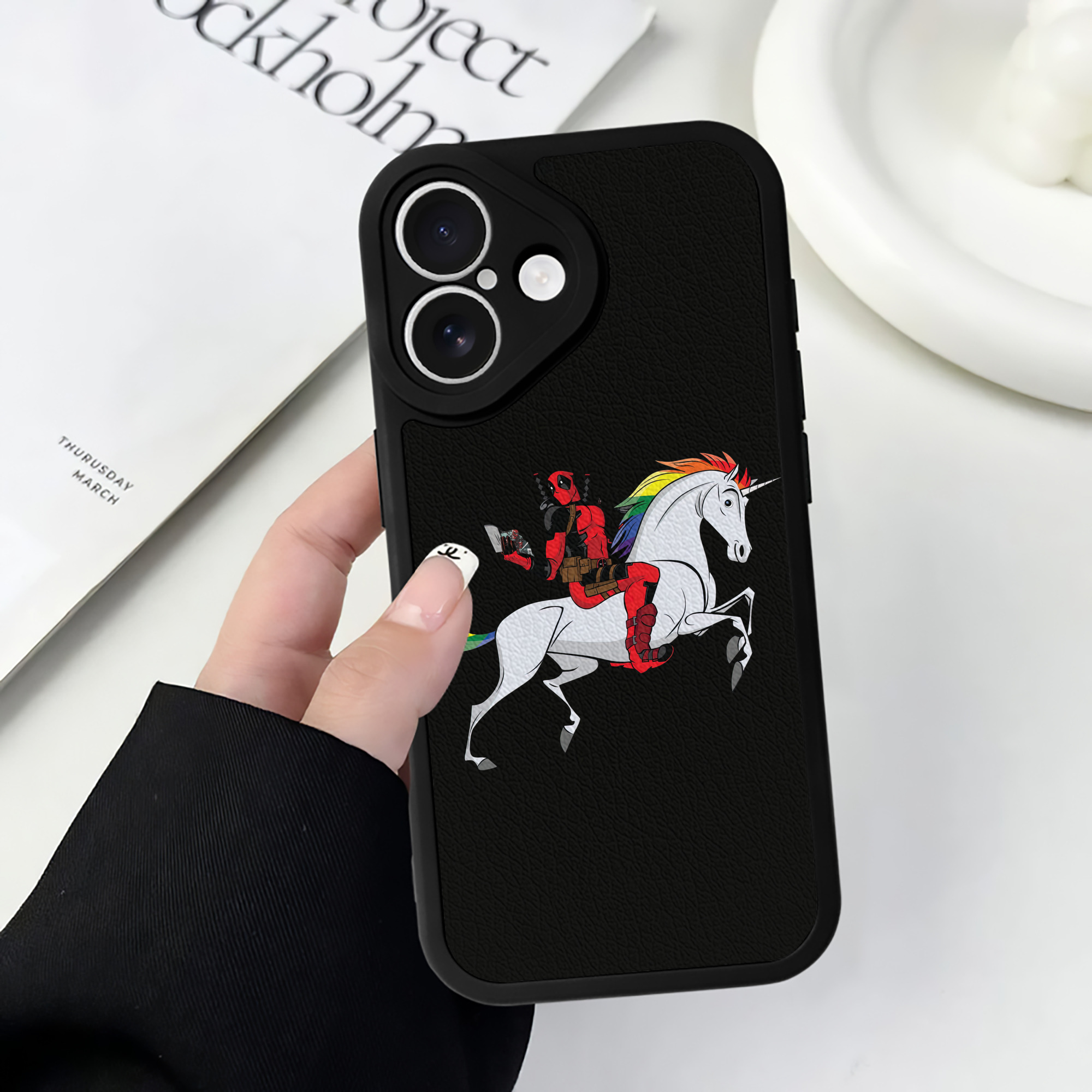 （画像用） Deadpool デッドプール 【iPhone 16シリーズ対応】シリコンスマホケース（レザー調） 材質：シリコン
